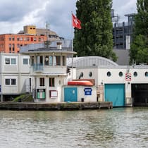 Warum die Schweiz neu eine Hochsee-Strategie hat Der Basler Rheinhafen. Nach dem zweiten Weltkrieg Heimathafen der Schweizer Seeflotte.