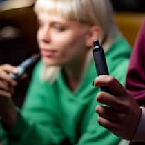 Die Puff Bars sind nicht so leicht totzukriegen Junge Frau raucht Vape: Vape-Verbote in den Kantonen Die Puff Bars sind nicht so leicht totzukriegen Im Wallis sind Einweg-Vapes schon bald nicht mehr erhältlich. Auch andere Kantone erwägen, Wegwerf-E-Zigaretten zu verbieten. Doch es gibt gesetzliche Hürden.