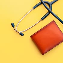 Ein Arzt kann bis zu 448’000 Franken verdienen – netto Stethoskop und Portemonnaie - Innerhalb der Ärzteschaft klaffen die Löhne auseinander. Eine Magen-Darm-Spezialistin verdient mehr als doppelt so viel wie ein Hausarzt