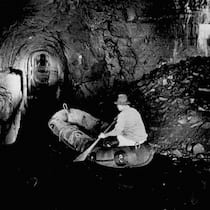 Das Munitionslager explodierte kurz nach Mitternacht Archivbild: Mann in Gummiboot in Tunnel - Wann kam es zur Katastrophe von Mitholz? Was waren die Folgen – und wie geht es nun weiter? Die Geschichte des Munitionslagers seit 1941 und der Ausblick bis 2045