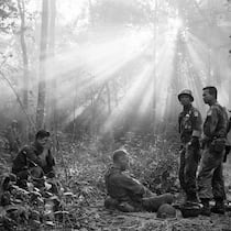 Wie endet der Ukrainekrieg? Vietnamkrieg: Südvietnamesische Truppen und US-Berater im Dschungel 40 Kilometer von Saigon, Januar 1965