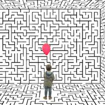 Krisenhilfe bringt Familien in Not Kind in Raum mit Labyrinthmuster. Im Kanton Bern müssen Eltern teils so viel für Familienbegleitungen zahlen, dass sie darauf verzichten. Darunter leiden die Kinder – und am Ende die Steuerzahlenden.