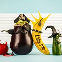 Kann ich das noch essen? Ein roter Apfel, eine Aubergine, eine Banane und eine Gurke haben sich als Teufel, Pirat, Punk und Hexe verkleidet.