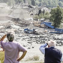 War das Unglück verhinderbar? Jetzt wird untersucht Anwohner von Promongno und Bondo beobachten einen Murgang .