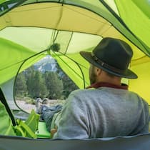 Einfach das Zelt aufstellen, gut ist? Wo das noch möglich ist Mann blickt aus dem Zelt: Einfach irgendwo das Zelt aufzuschlagen, ist vielerorts verboten. Eine Übersicht zeigt, in welchen Kantonen es verboten ist und was wo erlaubt ist