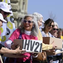 Sollen auch Frauen bis 65 arbeiten? Personen uebergeben die Schachteln mit Unterschriften, waehrend die uebergabe der Unterschriften fuer das Referendum gegen die AHV-Reform, am Freitag, 25. Maerz 2022, vor der Bundeskanzlei, in Bern. (KEYSTONE/Anthony Anex)