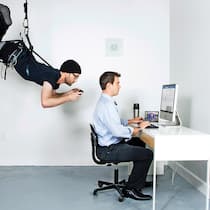 Jeder Nutzer ist für Hacker interessant Ein ahnungsloser Büromitarbeiter erkennt nicht, dass sich hinter ihm ein in schwarz gekleideter Mann abgeseilt hat und über seine Schultern alles heimlich mitliest, was er am Computer schreibt.