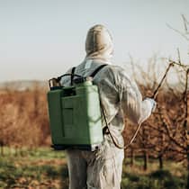 Amtlich bewilligtes Nervengift Mann spritzt Obstbäume