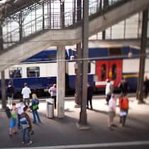 Wird es für GA-Besitzer bald deutlich teurer? Zug fährt im Bahnhof Zürich Hardbrücke ein