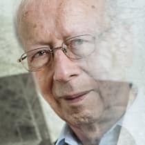 Jedes Bild brennt sich ins Gedächtnis ein Walter Aeberli betrachtet ein Foto.