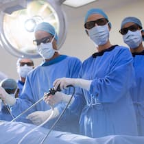 Den Diabetes einfach wegoperieren? Ein Ärzteteam operiert einen Patienten am Bauch minimalinvasiv.