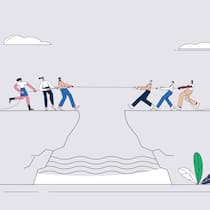 So regeln Sie Ihren Nachlass A group of men and women are competing in a tug of war on a cliff.