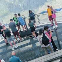Ein letztes Mal den Gletscher sehen Touristen blicken vom Eggishorn auf den Aletschgletscher - Die Schweiz mit ihren schmelzenden Gletschern ist ein Hotspot für den Reisetrend der «letzten Gelegenheit»: noch einmal Orte besuchen, bevor sie als Folge des Klimawandels verschwinden. Auf Stippvisite beim Aletschgletscher