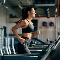 Diese 3 Fitness-Phasen sollten Frauen kennen Junge Frau auf dem Laufband - Profisportlerinnen wie Skirennfahrerin Michelle Gisin passen das Training an ihren Hormonzyklus an. Eine Expertin erklärt, wie auch Freizeitsportlerinnen diese Methode für ihre Fitness-Routine nutzen können. Und sogar davon profitieren