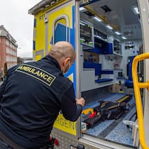 1200 Franken für Ambulanz Krankenwagen vor dem Lausanner Universitätsspital