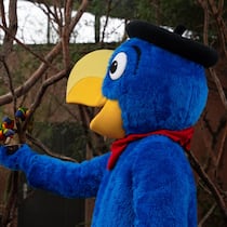 Kinder müssen für Globi-Werbeaktion zahlen Mensch in Globi-Kostüm füttert Papageien - Der Zoo Zürich veranstaltet zum Erscheinen des neuen Globi-Buches einen Werbeevent. Dafür werden Eltern zur Kasse gebeten