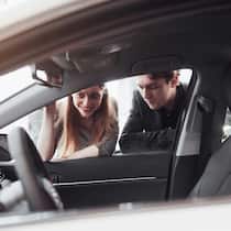 Warum Sie beim Occasionskauf nach der Herkunft fragen sollten Junges Paar schaut in ein Auto - Ein Kunde kauft eine Occasion. Erst nach hartnäckigem Nachfragen erfährt er, dass es ein Mietauto war. Die Garage hat trotzdem nicht gesetzeswidrig gehandelt