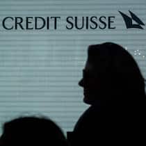 Schwangere wurde diskriminiert – so wehren Sie sich Schattenwurf einer vorbeigehenden Passantin bei einem Gebäude der Credit Suisse - Ein Gericht in Paris kam zum Schluss, dass einer schwangeren Frau eine Beförderung verwehrt wurde. In der Schweiz regelt unter anderem das Gleichstellungsgesetz die Rechte von Arbeitnehmenden. Der Beobachter klärt die wichtigsten Fragen, was hierzulande gilt.