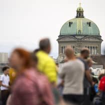 Es ist so weit: Der Staat kassiert jetzt PK-Gelder Menschen vor Bundeshaus - Wer seine Pensionskassenvermögen vergisst und sich bis zu seinem 100. Geburtstag nicht meldet, verliert sein Geld. Der Beobachter erklärt, worauf Sie achten müssen.