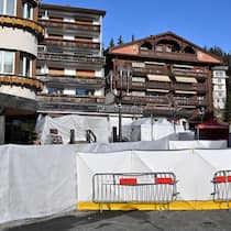 Darum ist der Schaden für die Opfer von Crans-Montana so immens CRANS-MONTANA, SWITZERLAND - JANUARY 02: The entrance of Le Constellation bar on January 02, 2026 after a deadly fire at Le Constellation bar in the early hours of new year's day in Crans-Montana, Switzerland. According to authorities, around 40 peop…