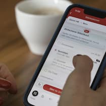 So sparen Sie bei SBB-Tickets viel Geld – fünf Tipps SBB-App auf Handy - Wer das komplizierte Tarifsystem der SBB durchschaut, kann beim Zugfahren in der Schweiz massiv Geld sparen
