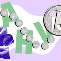 So funktioniert die Auszahlung der 13. AHV-Rente – der grosse Überblick Zwei Hände öffnen ein leeres Portemonnaie, aus dem 13 Münzen vor dem Schriftzug AHV kommen. Was man zur 13. AHV-Rente wissen muss.