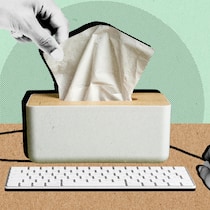 Erkältet ins Büro? Das gilt bei der Arbeit Eine Hand zieht ein Papiertaschentuch aus einer Box, während eine andere Hand eine Büromaus und eine Tastatur bedient. Was ist Arbeitnehmerinnen und Arbeitnehmern zuzumuten, wenn sie krank oder erkältet sind? Das sind die Rechten und Pflichten.