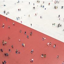 Streit um Impfung und Zertifikat Fussgänger auf einem grossen Platz sind in zwei Zonen geteilt: In eine rote und eine weisse Zone.