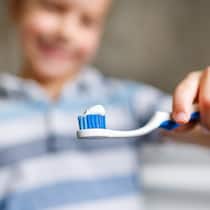 Wieso der Weissmacher nicht ganz unbedenklich ist Ein Junge ist dabei, sich mit einer weissen Zahnpasta die Zähne zu putzen. Titandioxid gilt als Weissmacher und kann auch in Zahnpasta enthalten sein. Doch der Zusatzstoff kann unter Umständen zu einer Entzündung der Darmschleimhaut führen.