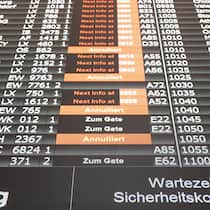 Was gilt, wenn mein Flug gestrichen wurde? Ein Bild einer Abflug-Anzeigentafel, auf der Flüge als annulliert gekennzeichnet sind oder zu denen weitere Infos später folgen.