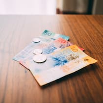 Muss ich die EL zurückgeben? Schweizer Banknoten auf dem Tisch