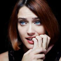 Wenn es mehr als nur Sorgen sind Eine junge Frau blickt sorgenvoll auf etwas und kaut auf ihren Nägeln herum.