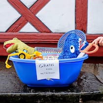 Darf ich etwas «gratis zum Mitnehmen» hinstellen? Eine blaue Plastikbox an der Strasse ist gefüllt mit Plüschtieren, Spielsachen und Kinderbüchern, die mit dem Verweis «Gratis zum Mitnehmen» versehen sind - Wer in der Schweiz etwas gratis zum Mitnehmen an der Strasse abstellt, könnte mit dem Gesetz in Konflikt kommen. Eine Umfrage des Beobachters bei den grössten Schweizer Städten zeigt jedoch, dass oftmals ein Auge zugedrückt wird, wenn gewisse Bedingungen eingehalten werden.