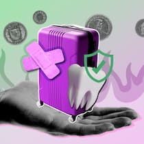 Welche Zusatzversicherungen sind sinnvoll – und welche nutzlos? Auf einer ausgestreckten Hand steht ein Rollkoffer, an dem ein Heftpflaster angebracht ist, daneben ein Zahn und drumherum schwirren diverse Frankenstücke. Bei Zusatzversicherungen der Krankenkasse gilt es, sich gut zu überlegen, welche nötig sind. Bei welchen Versicherungen Sie Geld sparen können und wo es sich lohnt, sich abzusichern.