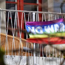 Darf man Plakate zu Abstimmungskampagnen oder Wahlen zu Hause aufhängen? Eine Friedensflagge mit der Aufschrift «No War» wurde an einem Balkongeländer aufgehängt. Was dürfen Mieterinnen und Hauseigentümer, wenn sie auf ihrem Balkon oder im Garten Fahnen oder Plakate aufhängen, die sich zu einer eidgenössischen Vorlage, zu Wahlen oder zu einem sonstigem politischen Statement äussern?