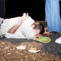 Strengere Strafen für Schläger Ein Mann liegt auf dem Asphaltboden, umringt von drei Personen, von denen nur die Schuhe zu sehen sind. Ab 1. Juli 2023 werden Gewalttäterinnen und Gewalttäter härter bestraft, insbesondere wenn die Straftat aus einer Gruppe heraus begangen wurde.