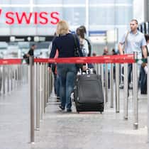 Flug gestrichen – wie gehts jetzt weiter? Passagiere der Airline Swiss checken am Flughafen Zürich ein.