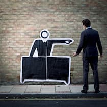 Kann der Chef einfach die Kündigung aussprechen? Ein Angestellter steht auf dem Trottoir vor einer Wand, auf der eine Figur aufgezeichnet ist, die ihm den Weg zur Entlassung zeigt. In der Schweiz ist es kein Problem, eine Kündigung mit den entsprechenden Fristen auszusprechen. Die Frage ist lediglich, ob sie missbräuchlich sein könnte. Wann das der Fall ist, zeigen diese sieben Fälle, die vor Bundesgericht landeten.