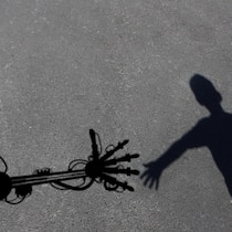 «Der Hype ist nicht ganz gerechtfertigt» Auf einem Asphaltboden ist ein Schatten eines Roboters, der einem kleinen Jungen die Hand reicht, zu sehen. Namhafte Persönlichkeiten forderten jüngst ein Moratorium für die Weiterentwicklung und Forschung künstlicher Intelligenz (KI). Wie gefährlich kann KI für den Menschen wirklich werden? Expertin Elisabeth Ehrensperger von TA-SWISS schätzt die Folgen und Risiken der neuen Technologie im Interview ein.