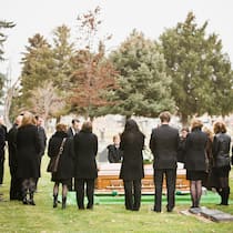 Erbe ich die IV-Rente meiner Mutter? Beerdigung