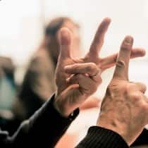 Die drei Arten der Betreibung Person zeigt drei Finger an der Hand auf.