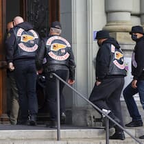 So können Sie (fast) jede Gerichtsverhandlung besuchen Mitglieder der Hells Angels stehen am Eingang des Gerichtsgebäudes Bern-Mittelland, wo es um einen Prozess um eine Auseinandersetzung mit dem Motorradclub der Bandidos geht.