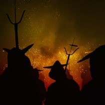 Therapien können zusätzliche Traumata hervorrufen View of a correfoc, a traditional festivity, where people disguised as devils run with sparkling fireworks among the people.