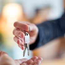 Kann ich mit dem Vorsorgeauftrag das Haus der Mutter verkaufen? Person übergibt Hausschlüssel nach Verkauf. Darf das Haus der Mutter verkauft werden, weil sie im Pflegeheim ist?