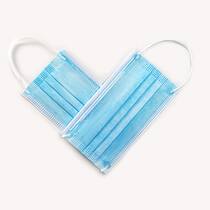 Welche Auswirkungen das Coronavirus auf das Herz haben kann Zwei Hygienemasken bilden ein Herz. Sars-CoV-2, das Covid-19-Virus, greift auch das Herz an und führt zu Herzschwäche, Infarkten und Rhythmusstörungen.