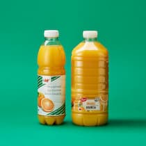 Warum ist der eine Orangensaft doppelt so teuer wie der andere? Ein-Liter- und Zwei-Liter-Flasche mit Orangensaft aus der Eigenmarke von Migros. Der Literpreis variierte jedoch und liegt bei der einen Flasche bei CHF 1.95, bei der anderen bei CHF 3.90. Wie kommt dieser Preisunterschied zustande?