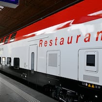 Warum ist der Espresso bei den SBB 71 Prozent teurer? Ein Speisewagen des Bombardier-Doppelstöckers der SBB steht auf dem Perron am Zürich HB. Ein Espresso kostet im Bordbistro der SBB CHF 4.80, während er im TGV Lyria CHF 2.80 kostet. Wie kommt dieser Unterschied zustande?
