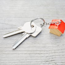 So zügelt die Kaution mit Ihnen Ein Schlüsselbund mit einem roten kleinen Haus liegt auf einem Holztisch. Wer aus der Mietwohnung auszieht, sollte auch die Mietkaution zurückbekommen. Bis wann hat man das Geld?