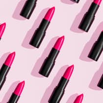 Gift im Lippenstift Pinkfarbige Lippenstifte liegen auf einer hellen Oberflächen. Labortests zeigen, dass praktisch kaum ein im Handel erhältlicher Lippenstift ohne den Weissmacher Titandioxid auskommt.