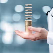 Neuer Rekord bei Zuwendungen an Ärzte und Spitäler 65 Pharmafirmen bezahlten letztes Jahr gesamthaft 221 Millionen Franken an Ärztinnen und Ärzte, Spitäler, Fachgesellschaften, Patientenorganisationen und andere Institutionen der Gesundheitsbranche. Münzen auf Arzthand.